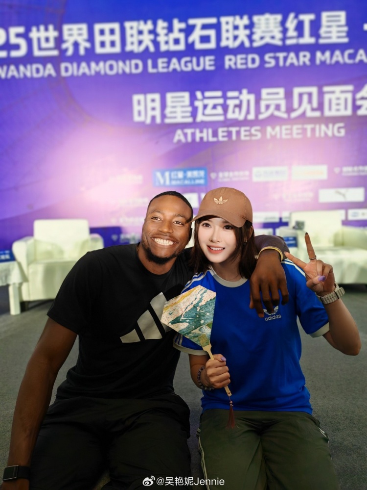 吴艳妮社媒：厦门钻石联赛我来喽~见到了很多老朋友🎉