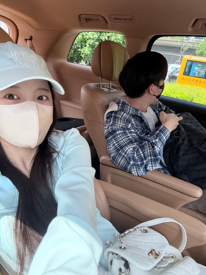 Letme妻子分享与Letme云南旅游照：现在去玉龙雪山了 嘿嘿