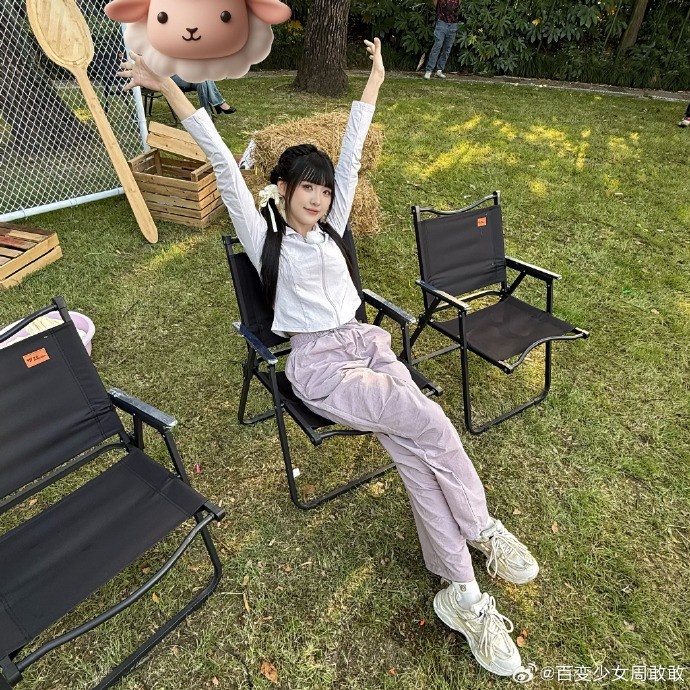 谈球吧体育app下载😘可爱~LPL官方主持周敢敢晒照：今天~