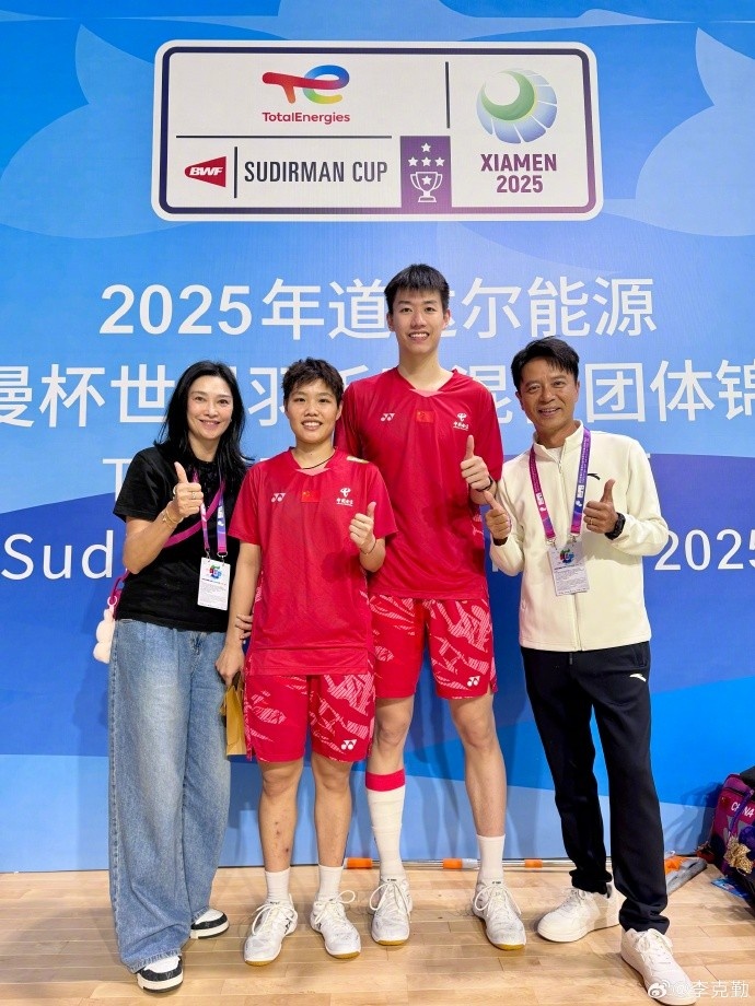 国羽铁粉！歌手李克勤现场观看苏迪曼杯半决赛，与贾一凡等人合照
