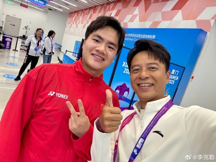 国羽铁粉！歌手李克勤现场观看苏迪曼杯半决赛，与贾一凡等人合照