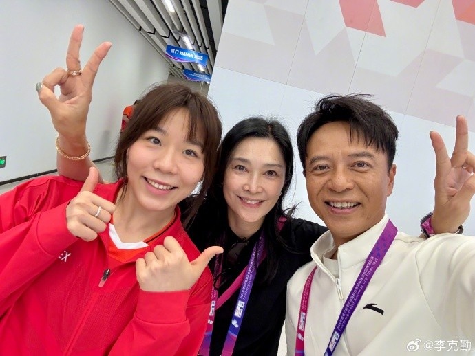 国羽铁粉！歌手李克勤现场观看苏迪曼杯半决赛，与贾一凡等人合照