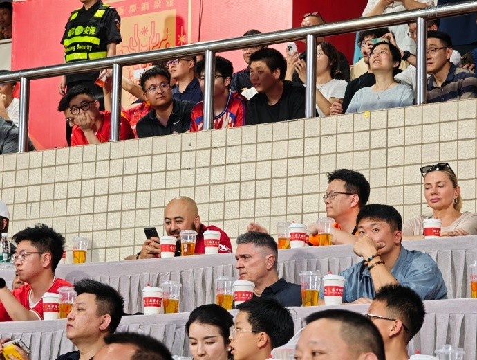 来考察谁?U22国足主帅安东尼奥现场观战铜梁龙vs定南赣联