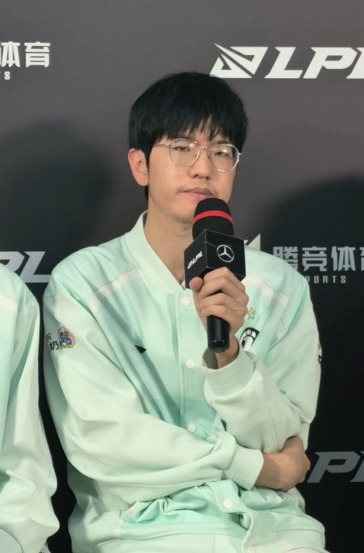 确定不是被队友带崩的？Jiejie：第三把自己的失误比较大