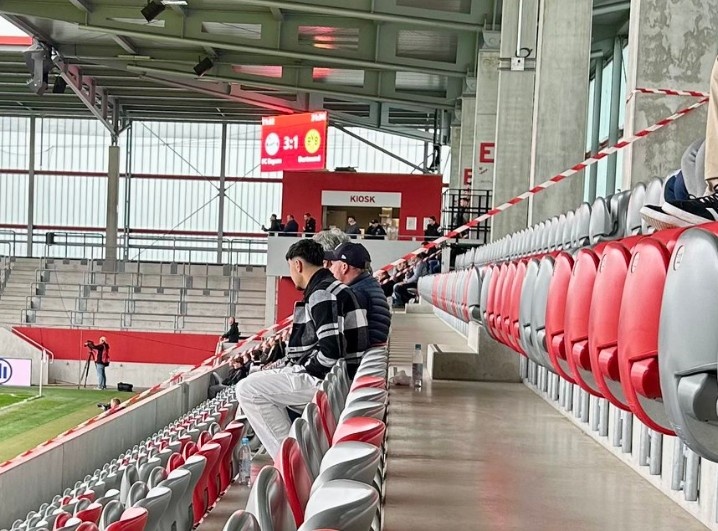 帕夫洛维奇现场观战拜仁U19vs多特U19，两队高层也出现在现场
