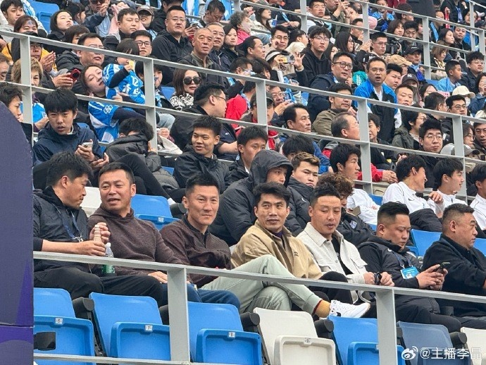 郑智、陈涛、周挺等名宿现身梭鱼湾，观看大连英博vs北京国安