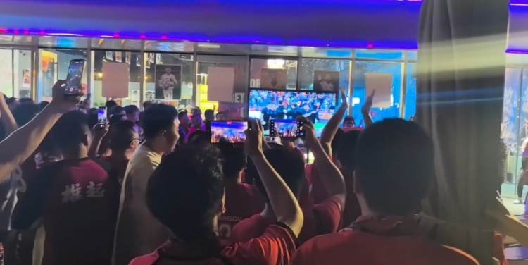 【中国足球】击败浙江队后，部分蓉城球迷在主场外收看玉昆比赛并