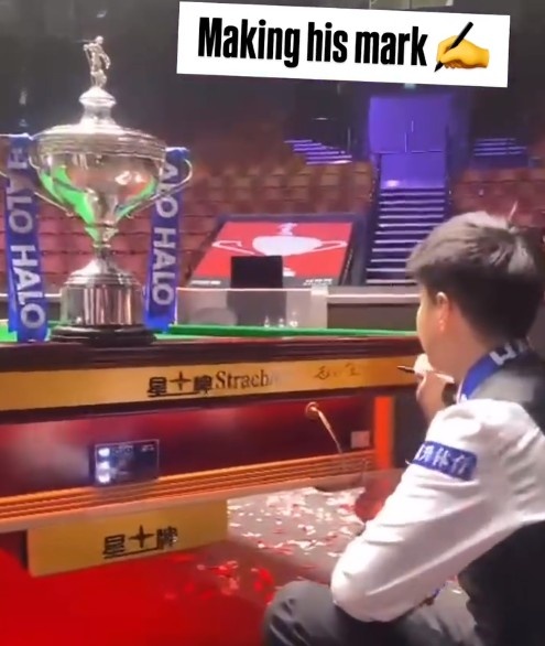 值得纪念的一刻！赵心童在世锦赛夺冠球台上签名