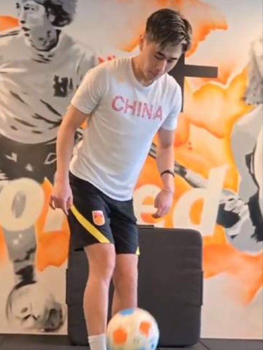 戴伟浚晒康复及有球训练视频：“妈妈！我终于能碰球了！”