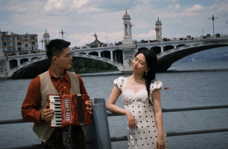 谈球吧(中国)官方网站🥰有点甜！黎伊扬女友晒恩爱合照：在大理🎞️