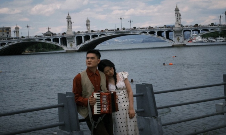 谈球吧(中国)官方网站🥰有点甜！黎伊扬女友晒恩爱合照：在大理🎞️