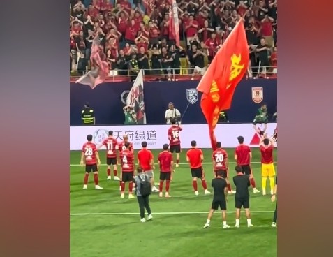 DB视讯官网妻子祝贺杨明洋中超生涯首球：梦想照进现实💭⚽️🥳为你骄傲