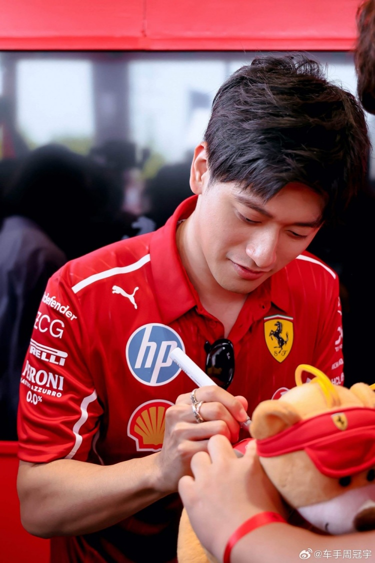 周冠宇社媒晒参加活动照片：北京！好久不见～ ❤️