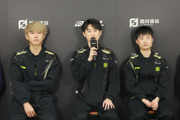 为什么不早点研究呢？教练：我们在训练赛会尽量去拓展阵容组合