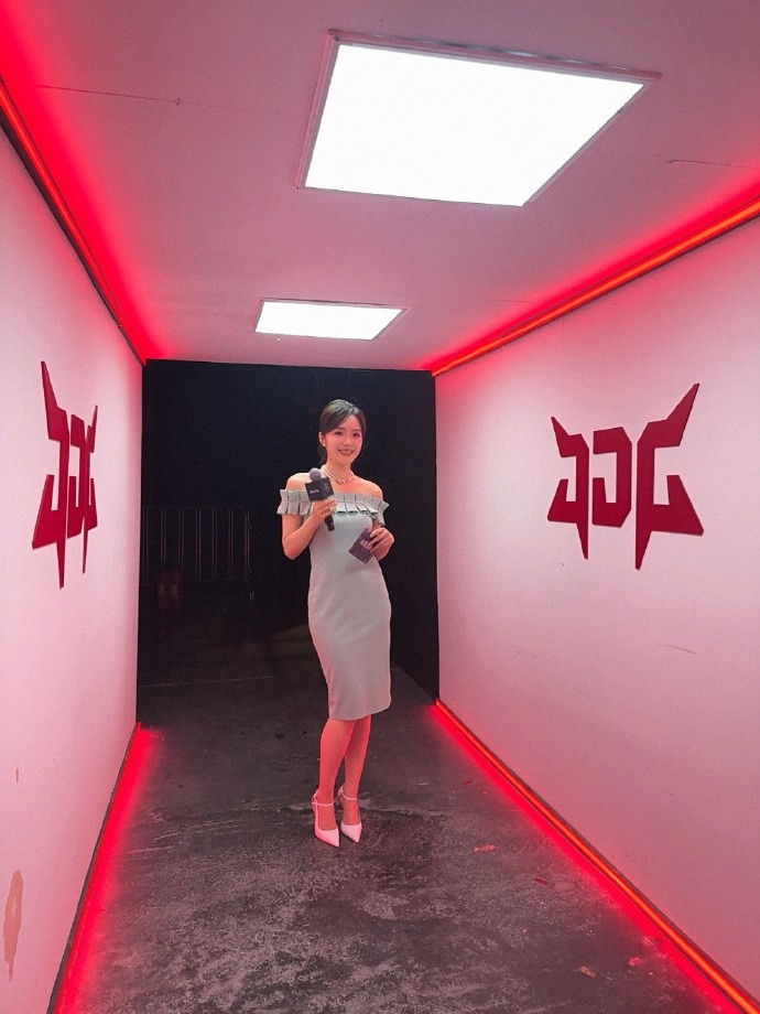 沪上阿姨🥰LPL主持人余霜晒照：又来上班啦