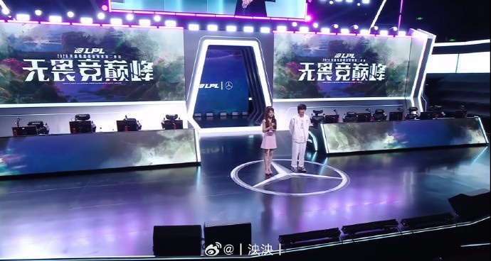 LPL女主持泱泱晒照：休息一天 我先逛为敬 明天是ALvsNIP！