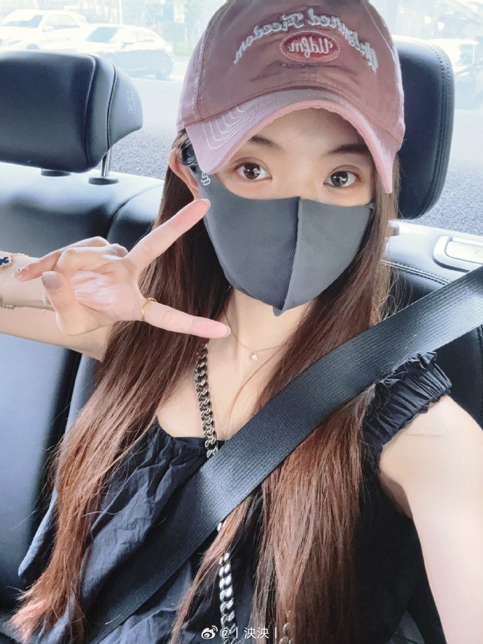 LPL女主持泱泱晒照：休息一天 我先逛为敬 明天是ALvsNIP！