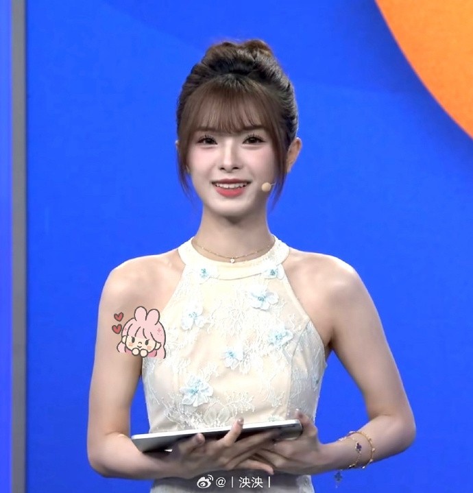 LPL女主持泱泱晒照：休息一天 我先逛为敬 明天是ALvsNIP！