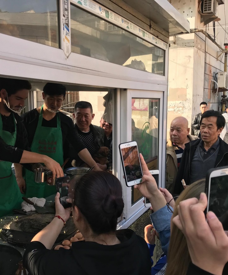 【有道理嘛?】帕托社媒晒在中国摊煎饼旧照：很快再见，我的朋友(图3)