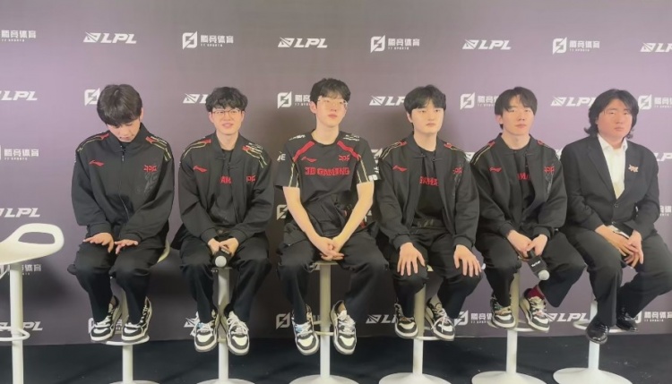 JDG赛后群访 教练：打AL尽可能Ban了对面玩的好的 打好我们自己的