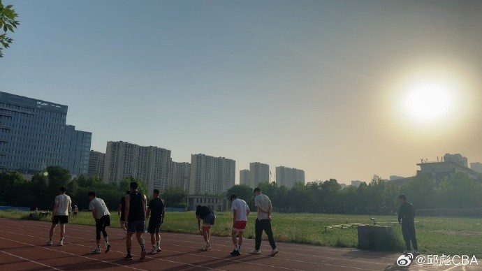 邱彪晒山东队晨练照：520从心开始 从心出发 成人成才