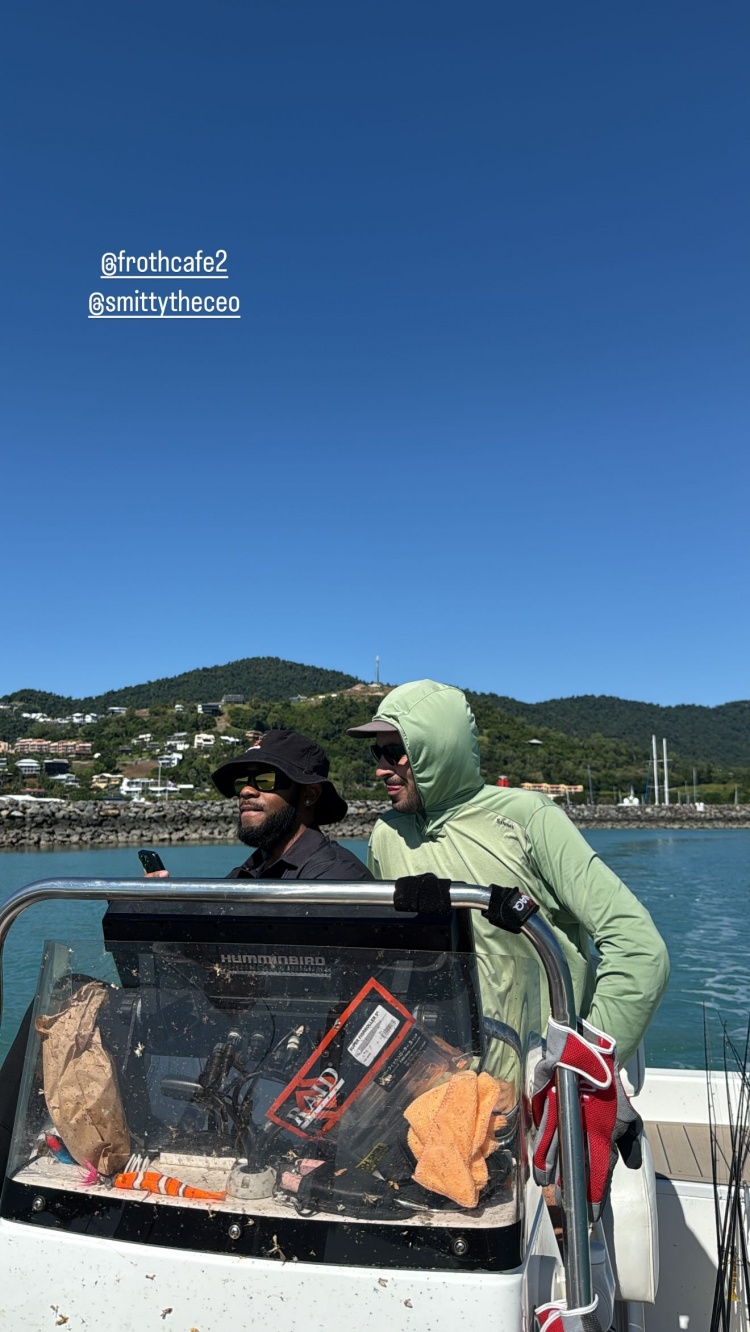 这鱼怎么样？西蒙斯INS晒照出海钓鱼 与友人肆意玩耍