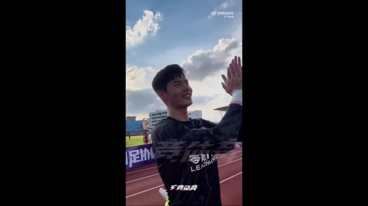 感谢你们，感谢广州！霍深坪赛后向广州球迷谢场