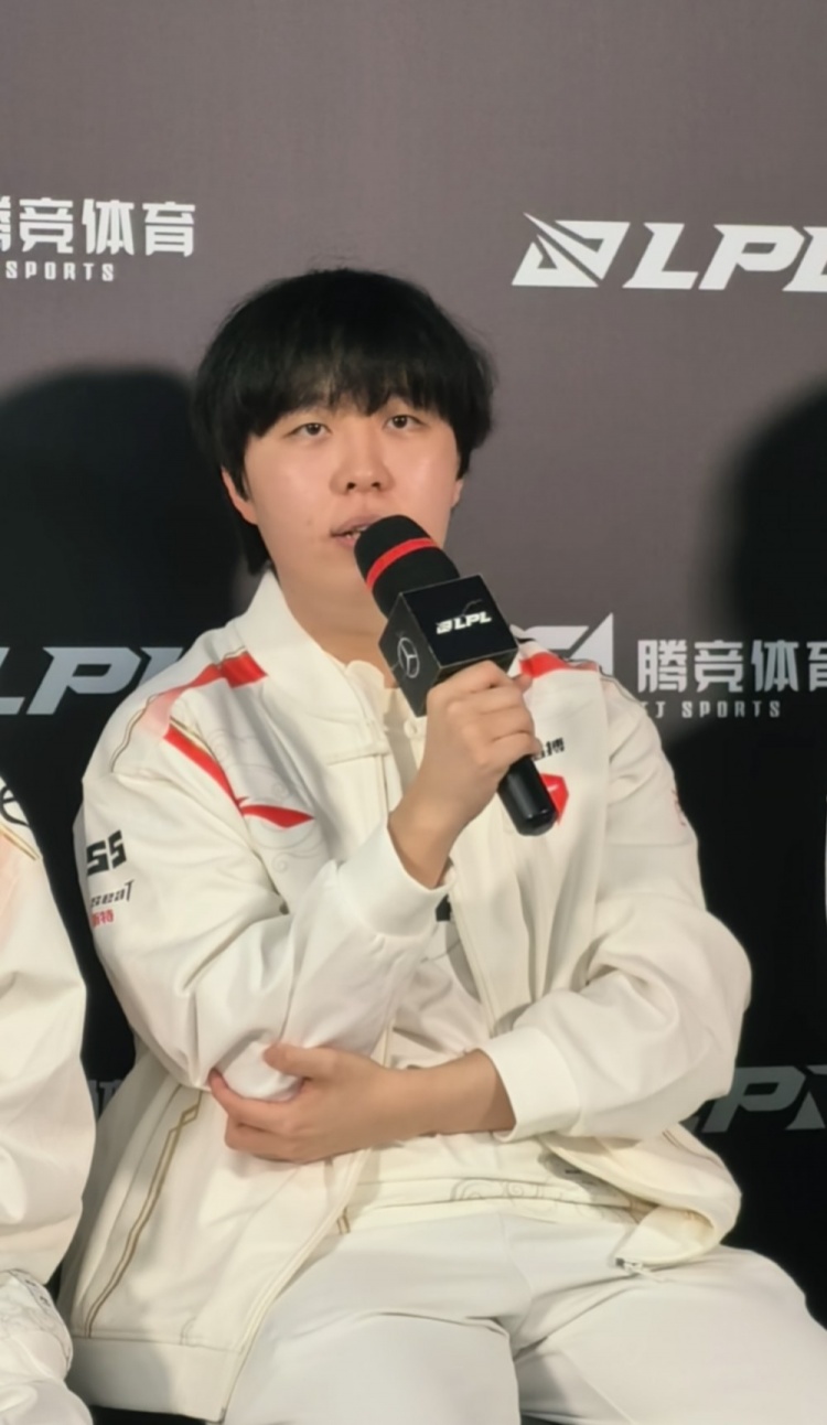 你们的安妮呢？Kanavi：安妮潘森前期强势 很好带节奏