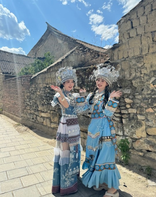 无畏契约主持吉尼晒照：泥嚎！泥萌嘟嚎！