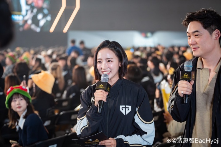 LCK主持人Bae Huizhi发布了一张照片：Gen的主场游戏 我很高兴与粉丝一起度过