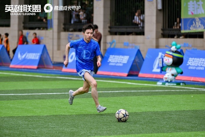 工厂董事和Uzi参加了“天生的英雄”慈善行动回报：帮助农村青少年成长