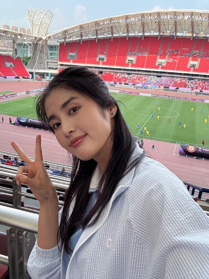 赵丽娜现身女足亚冠半决赛现场：女足首届亚冠！武汉加油👏