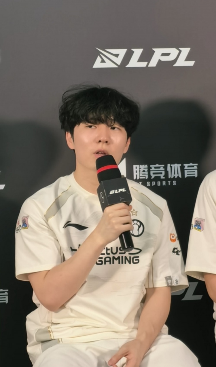 要不你们还是别运营了！Rookie：第一把运营失误 第三把我们送了