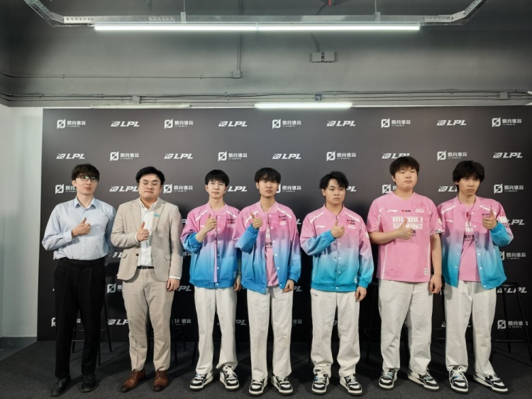 BLG的赛后小组面试教练：我希望淘汰赛阶段可以让每个人看到一个更完美的BLG