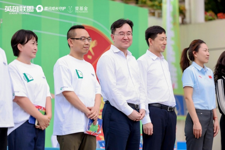 天生英雄不言弃！爱心大使Uzi见证英雄联盟公益足球场落地