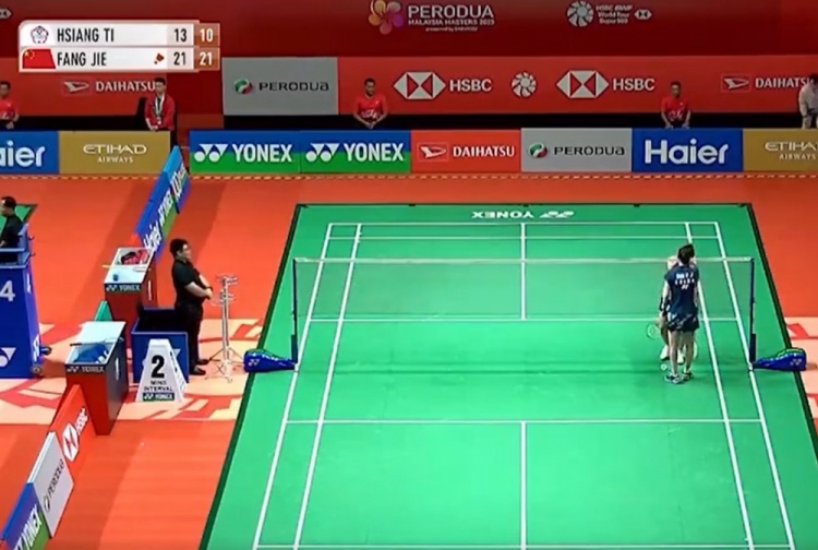 中国球员Gao Fangjie在两连胜中击败Lin Xiangti 并晋升为马来西亚羽毛球大师的前8名