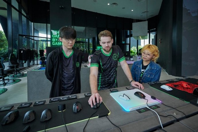 两款游戏的传奇！ Razer正式发布了Faker和Niko的照片