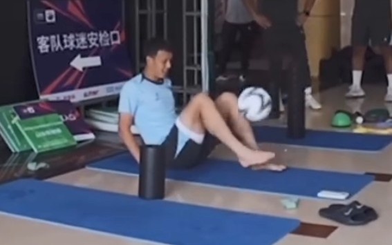 来PK一下？高天意足协杯赛前即兴秀了回坐姿颠球100次