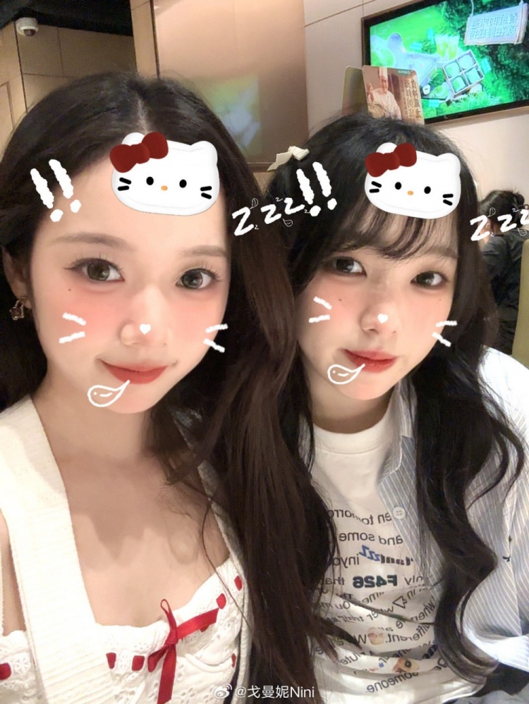 无畏契约主持曼妮晒照：之前看小精灵打瓦 这次听线下唱歌也好嗨