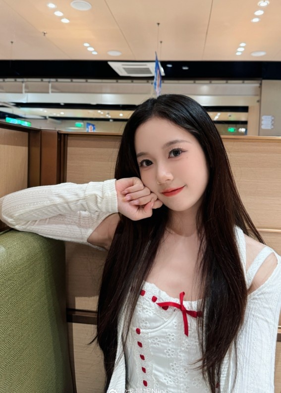 无畏契约主持曼妮晒照：之前看小精灵打瓦 这次听线下唱歌也好嗨