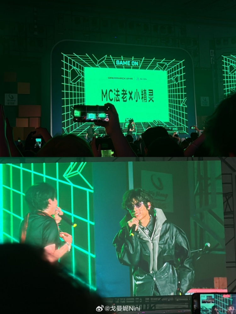 无畏契约主持曼妮晒照：之前看小精灵打瓦 这次听线下唱歌也好嗨