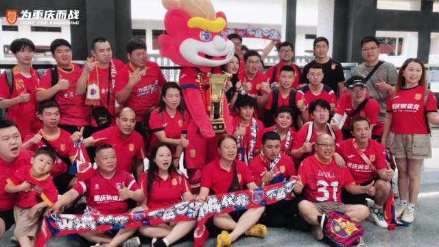 赵和靖乘重庆铜梁龙专列护送足协杯奖杯抵达铜梁龙体育场
