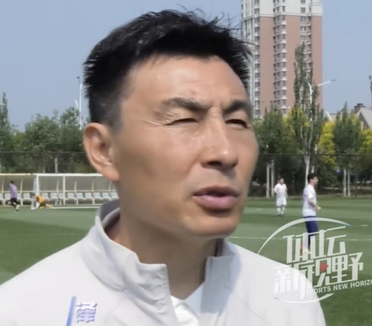 [体育报道]李玮锋寄语年轻国脚：少看新闻报道，静下心踢球，多