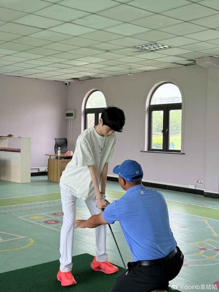 这么潇洒？Doinb晒出打高尔夫球照片：是时候表演真正的技术了
