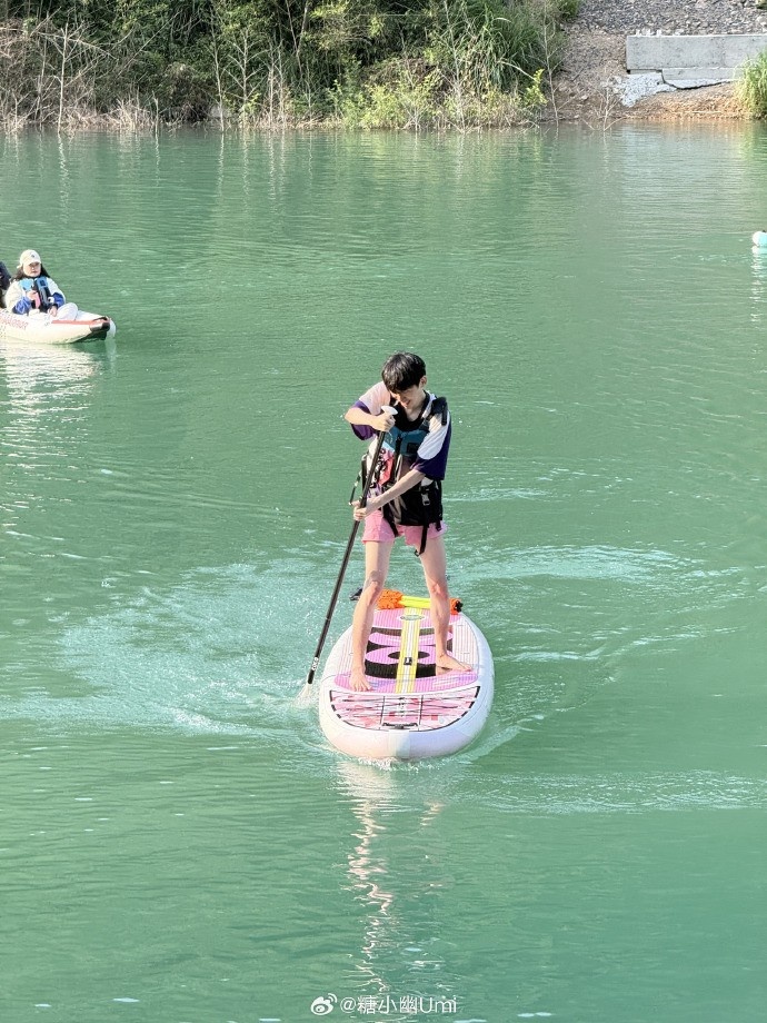 糖小幽分享旅游照：在安吉…有人摸鱼，有人翻船，有人锄地…