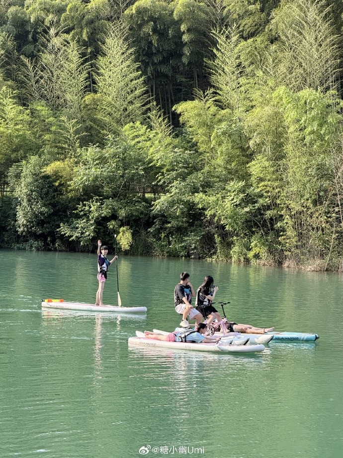糖小幽分享旅游照：在安吉…有人摸鱼，有人翻船，有人锄地…