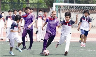 王秋明、巴顿等六名津门虎球员走进校园参加活动，接受学生提问