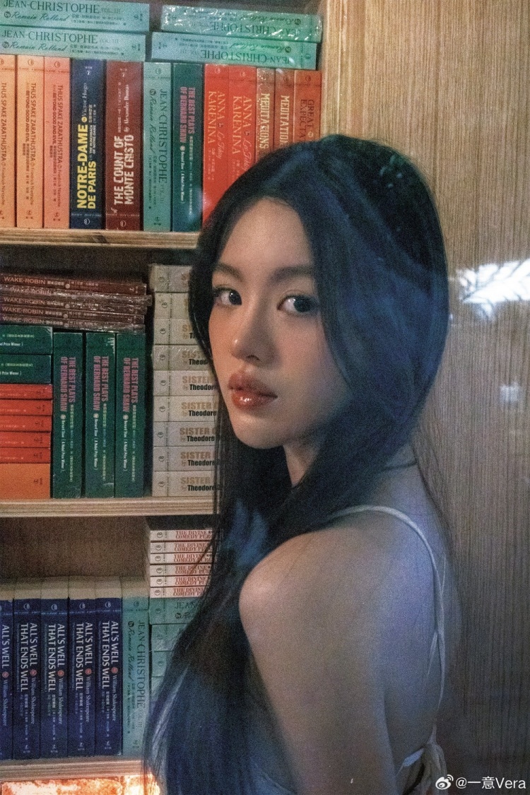 主持一意晒照：从无畏契约见习主持转正啦，在更大的舞台见面吧