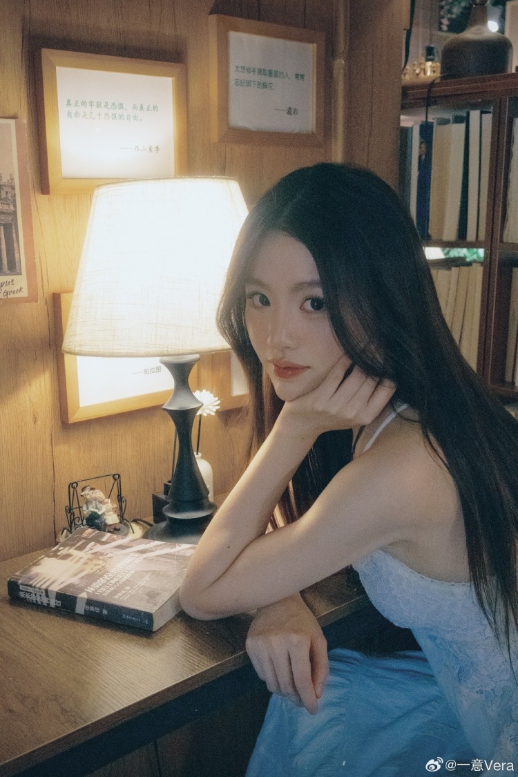 主持一意晒照：从无畏契约见习主持转正啦，在更大的舞台见面吧