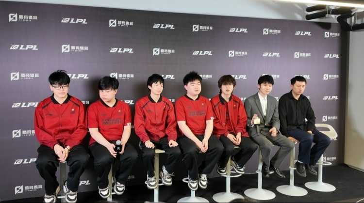 FPX赛后群访 shad0w：打大王都这么刺激 打其他队压力就没那么大